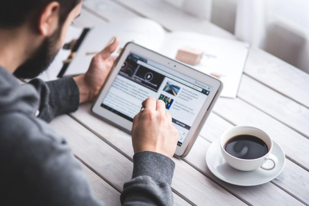 ragazzo che guarda offerte di lavoro sul tablet