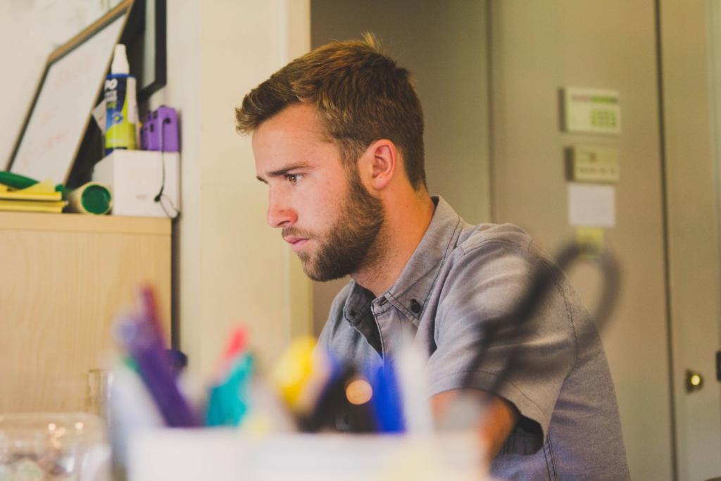 ragazzo che si impegna nel suo lavoro