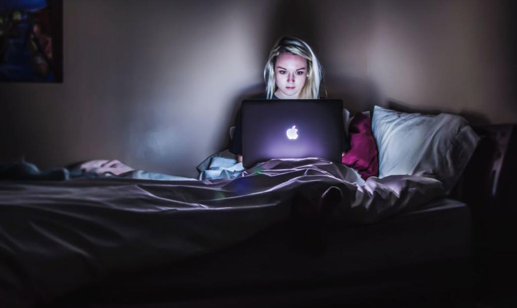 ragazza alla prova con il progetto social media