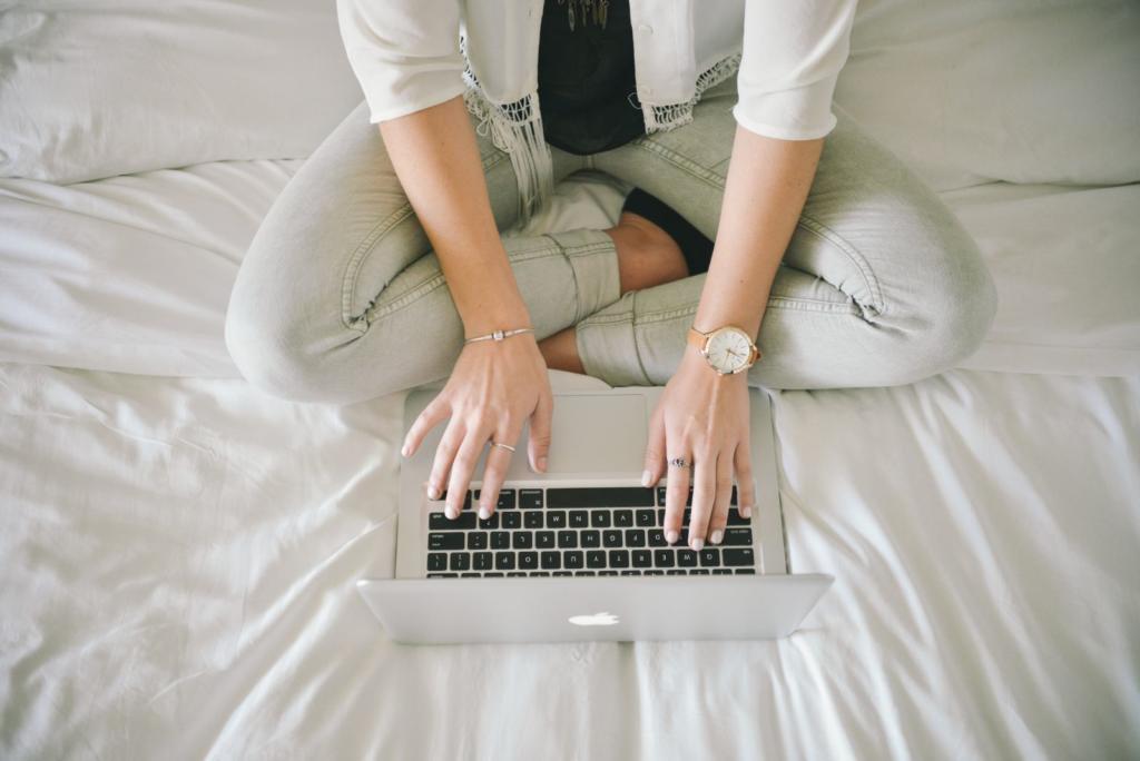 ragazza che lavora al pc