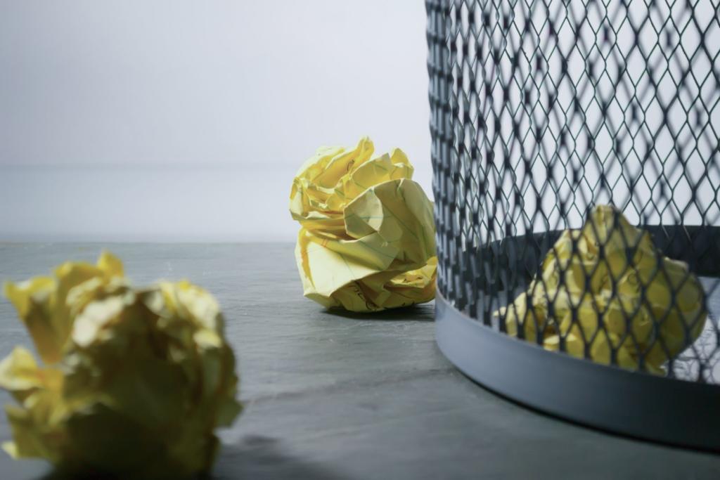 palline di carta fuori dal cestino della spazzatura