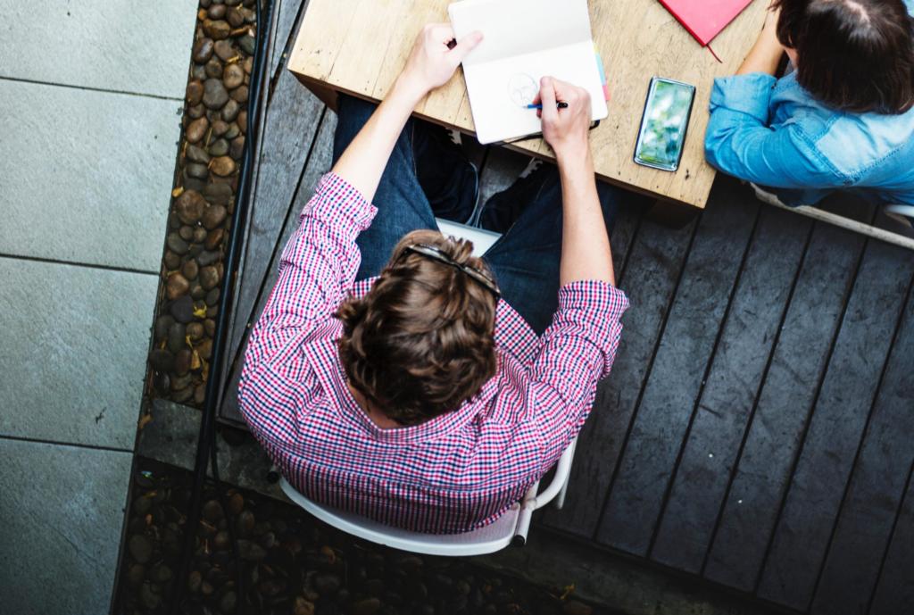 ragazzo che lavora al progetto di ui design