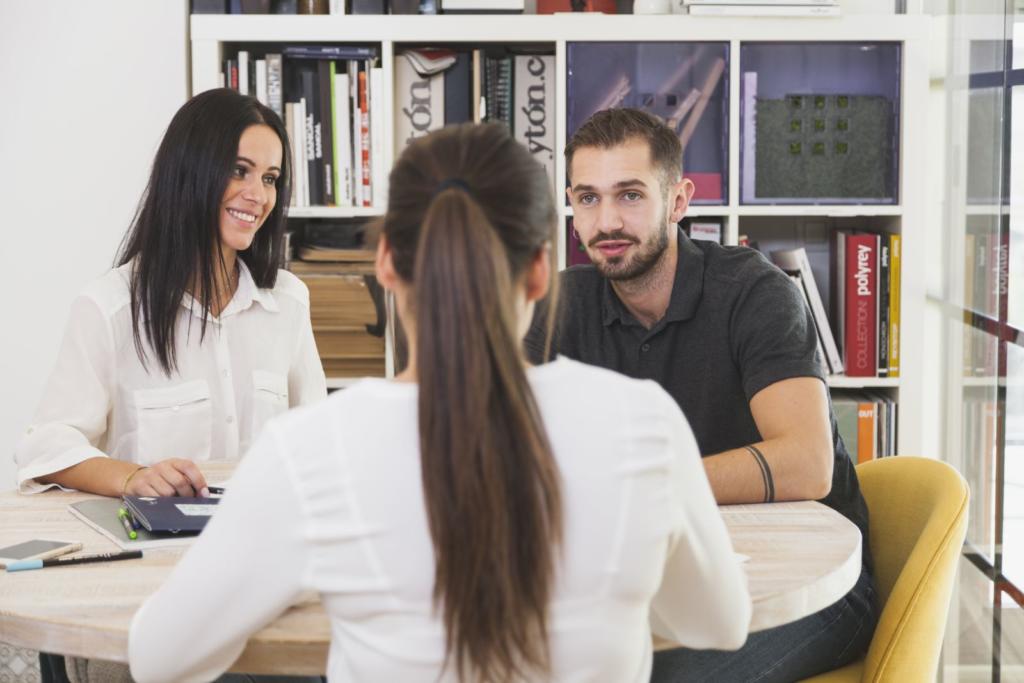 ragazza esaminata durante il colloquio di lavoro 