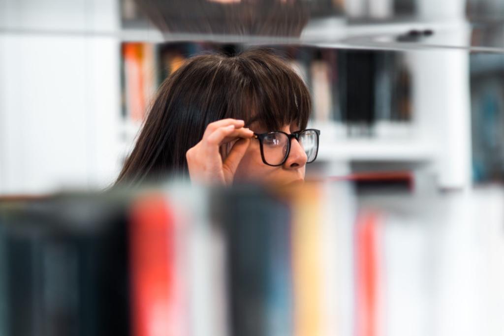 ragazza che cerca un libro