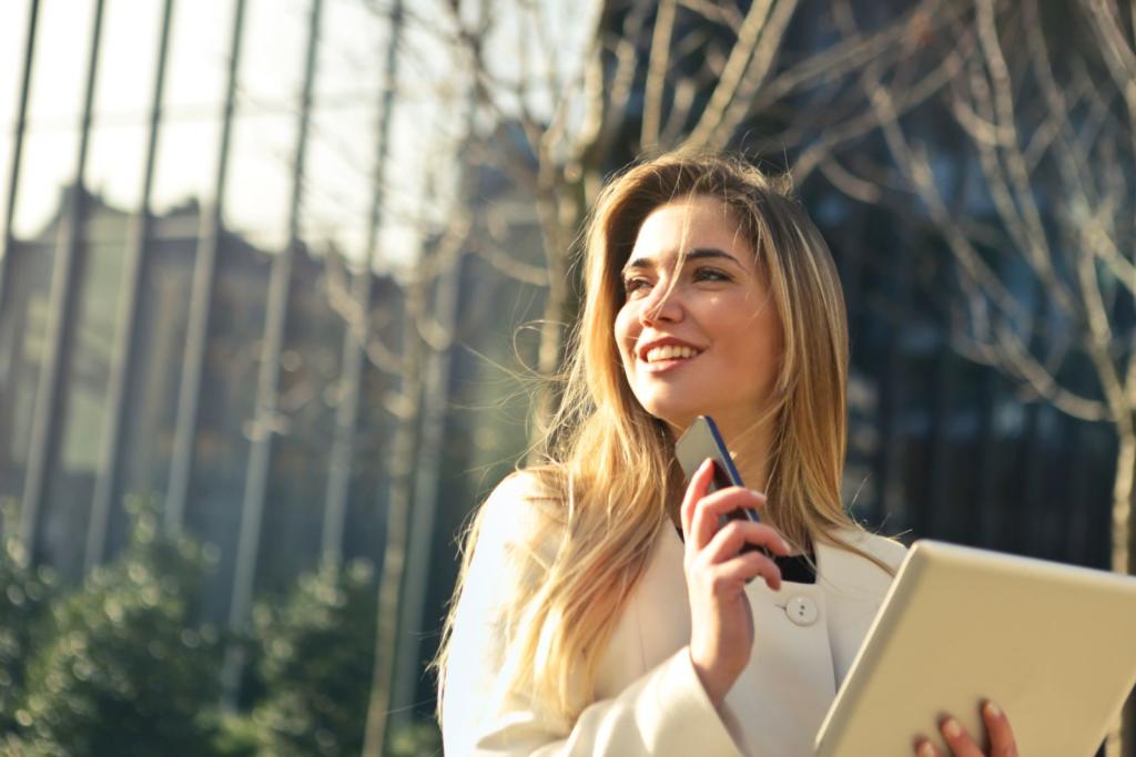 ragazza soddisfatta a lavoro