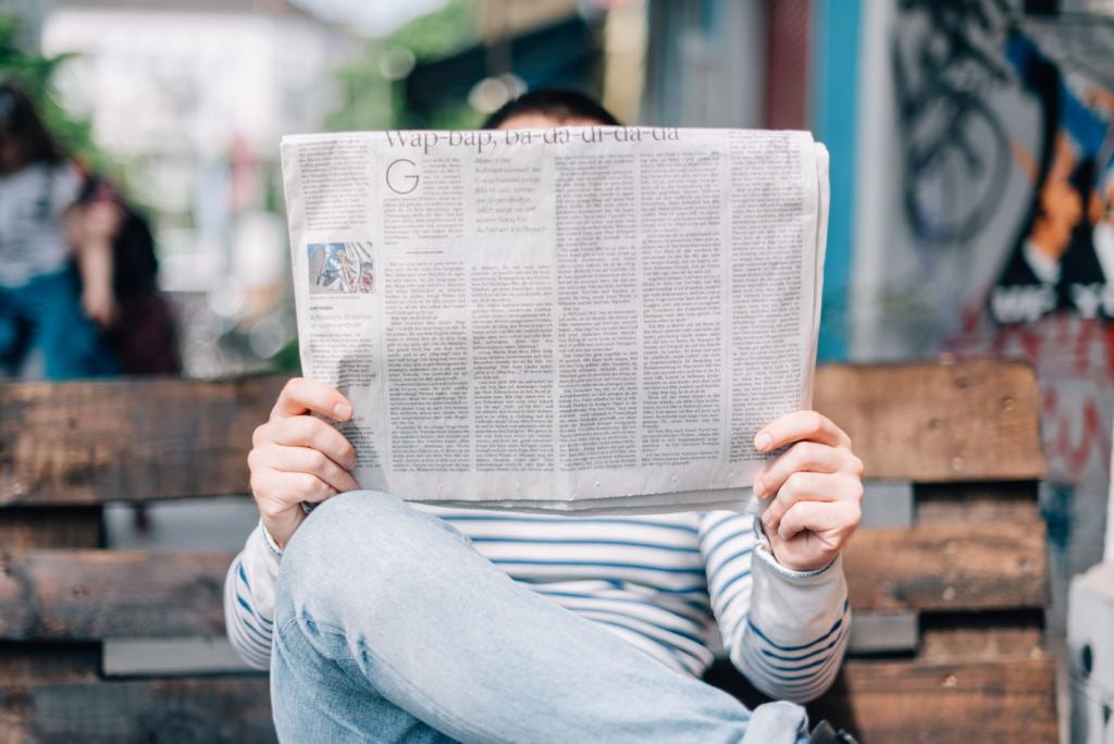 uomo che legge il giornale con lettura veloce