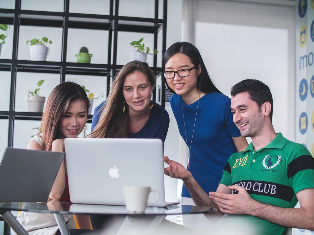 festeggia vittorie con gli altri durante prima esperienza di lavoro