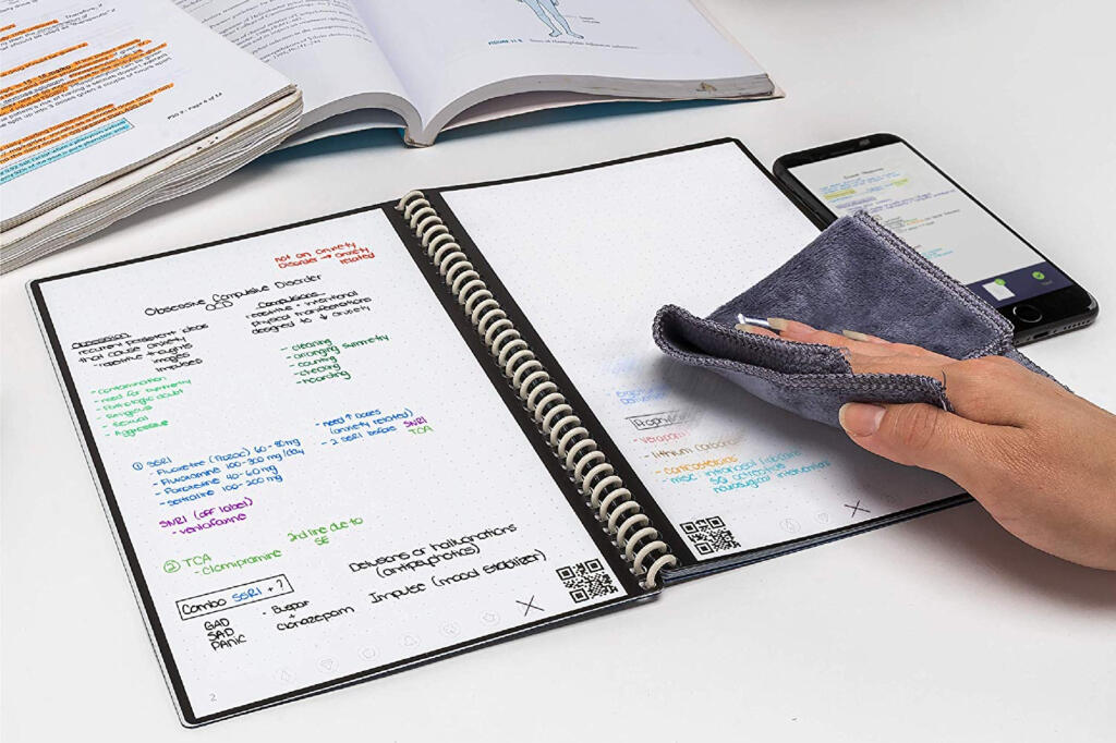 il quaderno riutilizzabile e la penna moleskine sono due idee regalo per natale che possono migliorare il lavoro e lo studio da casa